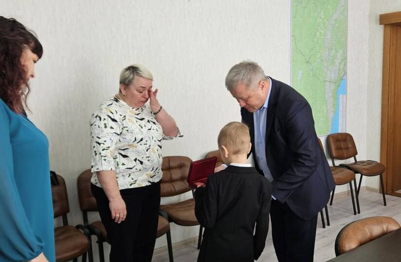 Медаль Луки Крымского передали родным погибшего фельдшера в Казачинско-Ленском районе