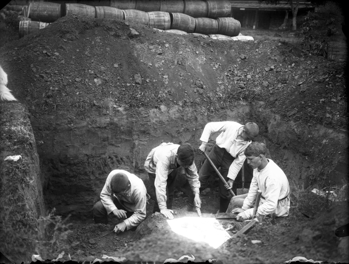 От первых находок в 1884 году до сенсационных анализов ДНК – рассказываем о главных открытиях на одном из самых известных памятников палеолита в Сибири