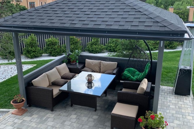 Всего 5 дней работы — и обычная площадка у дома превратилась в уютную беседку