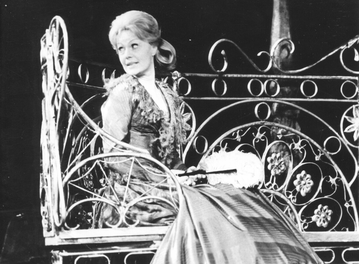 В роли Натальи Петровны в спектале "Месяц в деревне". Режиссер Анатолий Эфрос. Театр на Малой Бронной, 1977 г.