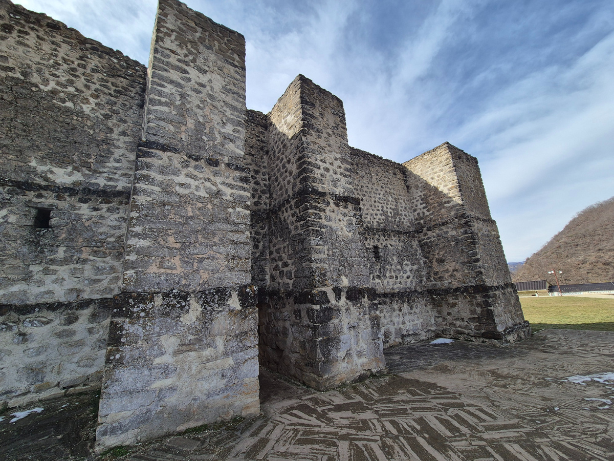 Стены крепости Семи братьев и одной сестры | Личное фото 