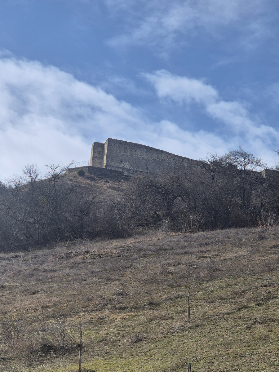 Вид на крепость Семи братьев и одной сестры снизу | Личное фото 