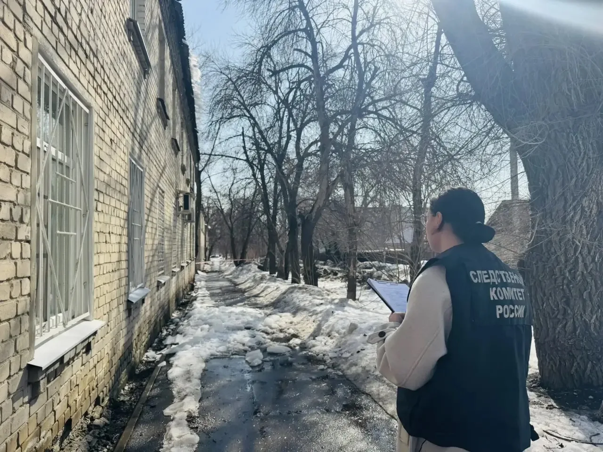    В Саратове глыба льда упала на 17-летнего парня