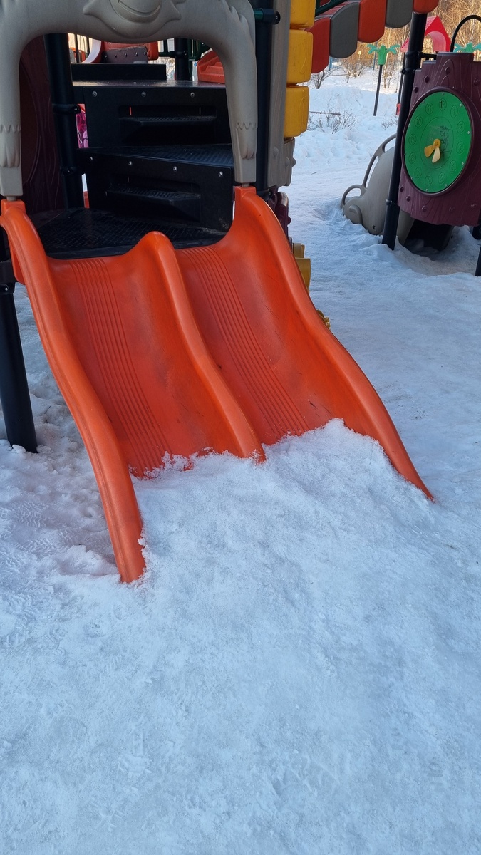 Диссонанс. Всюду асфальт, а в любимом дворе солнца совсем нет и снега еще как зимой)