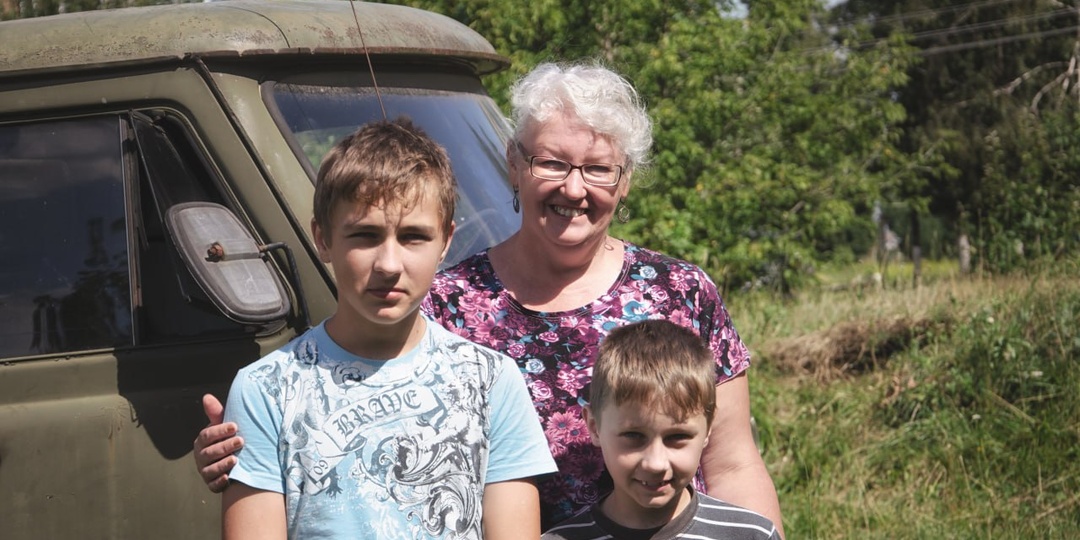 Тёплые моменты лета: моя мама с племянниками в Дубнево, 2012 год
