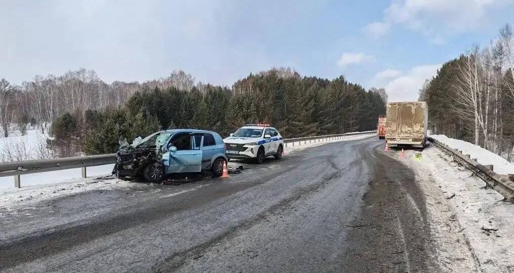 Под Красноярском женщина на иномарке влетела в грузовик