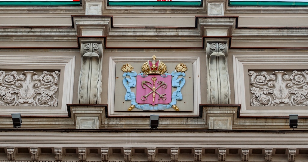 Сердце под короной и якоря под скипетром: как менялся герб Петербурга