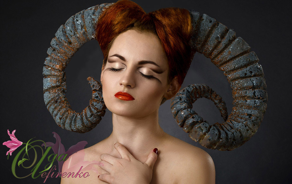 Рога вовсе не эффект от ИИ, а ручная работа мастера.