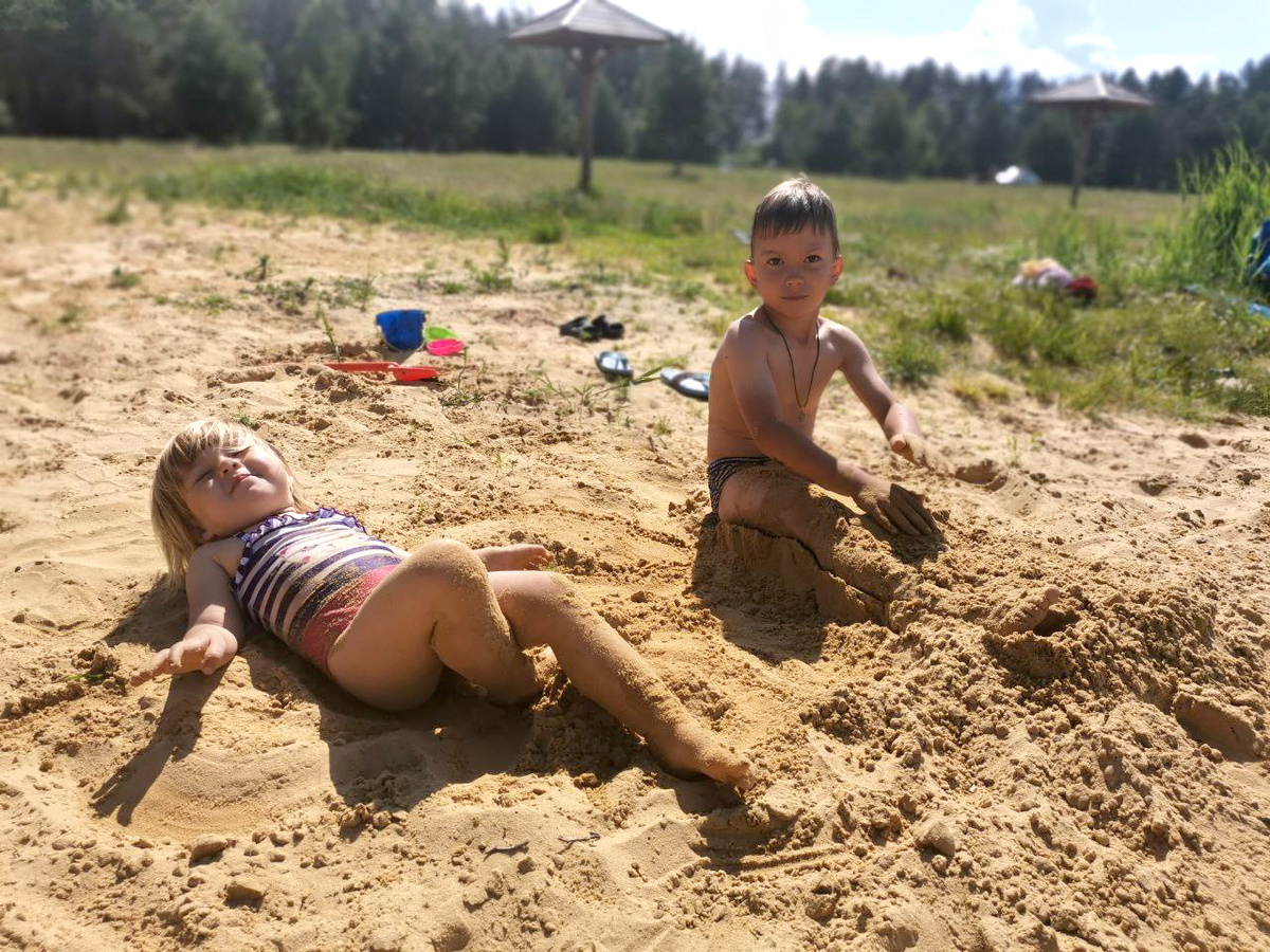 Как же здорово закопаться в песке