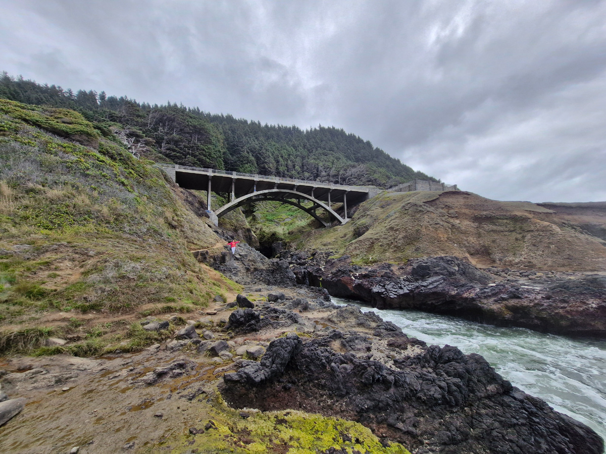 Орегонский участок дороги №1 - места красивые, склоны крутые и высокие (возле Колодца Тора, Tor's Well)