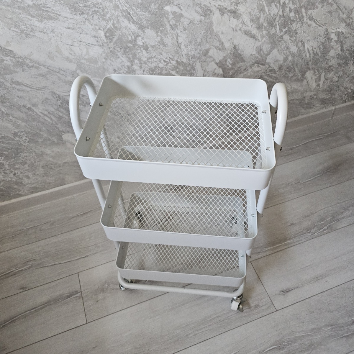 Три вместительные полки этажерки с сетчатым дном