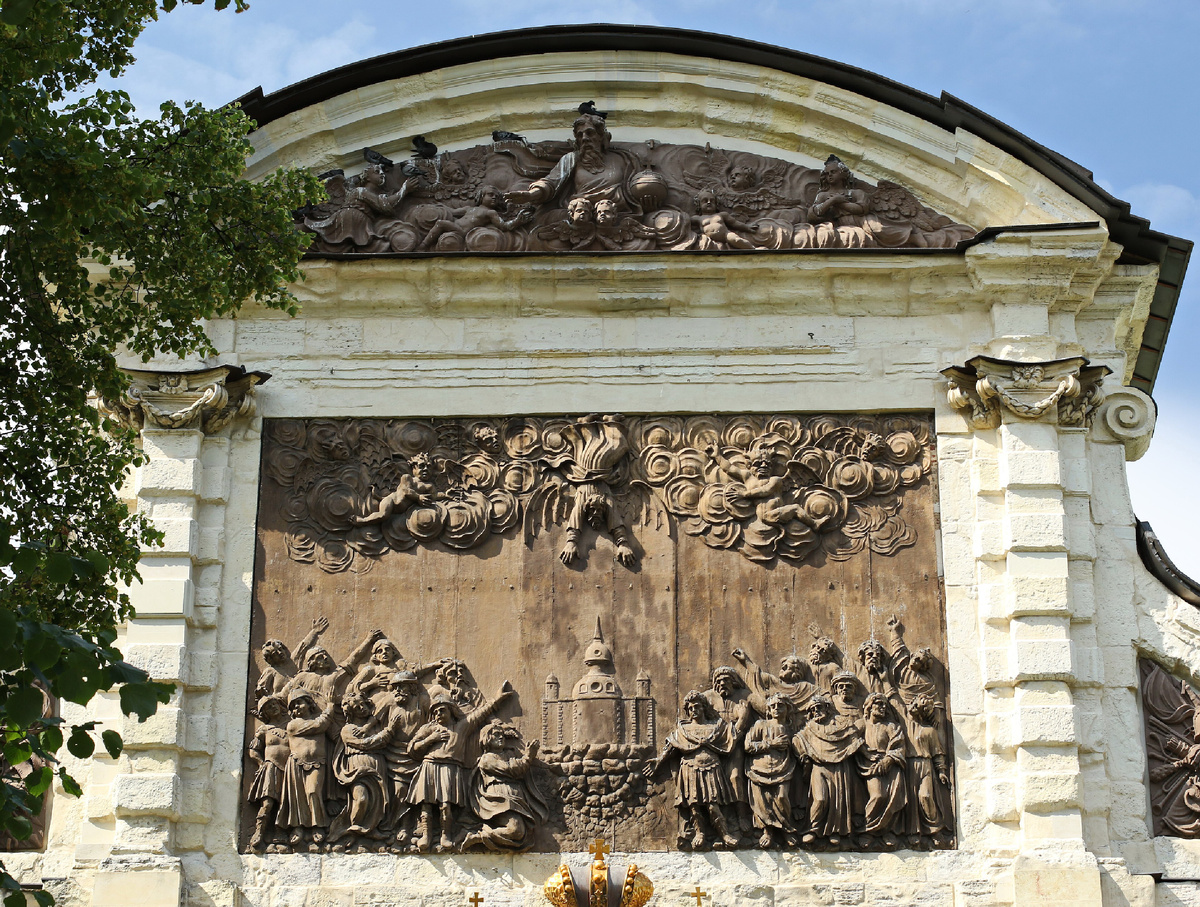 Барельеф «Низвержение Симона-волхва апостолом Петром»
автор Kora27 / источник Википедия 