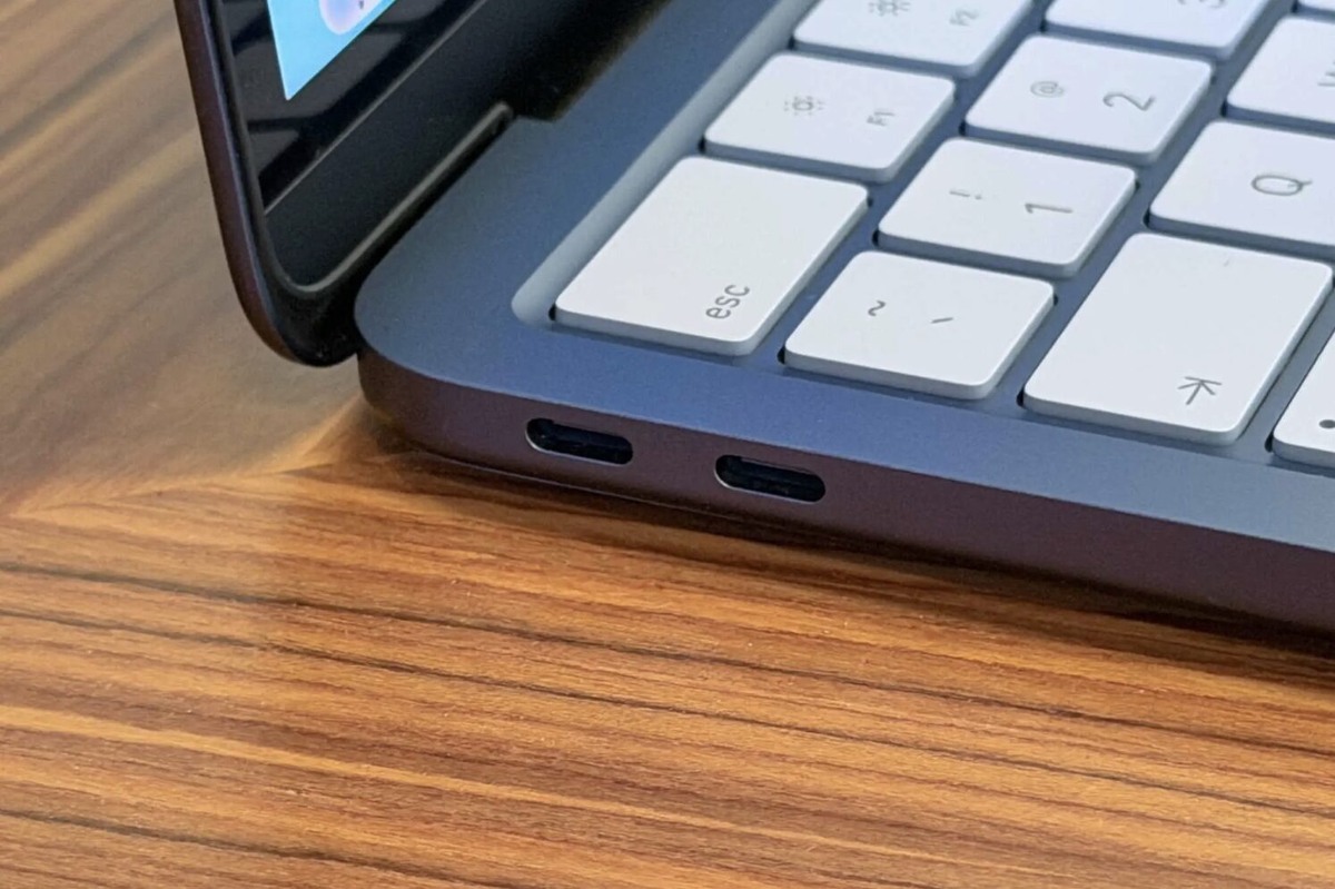    Внешне оба порта MacBook Neo неотличимы друг от друга. Apple не поставила никаких маркировок, зато macOS предупредит, если вы подключитесь не туда. Изображение: macworld.com