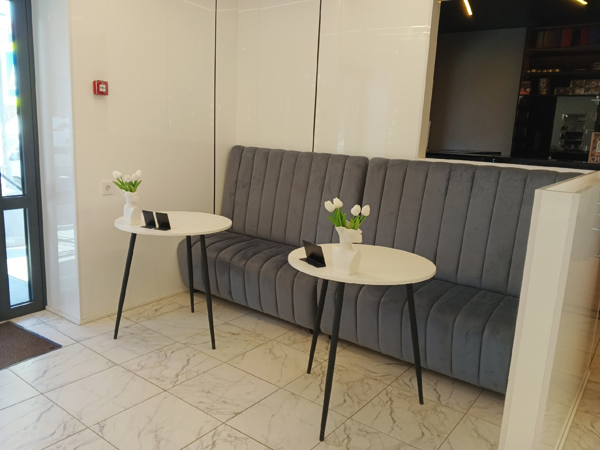 Столики кафе. Фото Галины Малышевой.