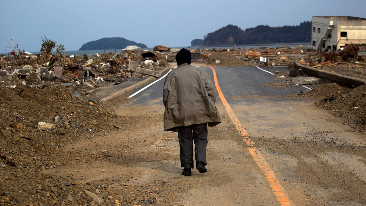 Сендай, префектура Мияги, Япония, 12 марта 2011 года. Фото: Junji Kurokawa/AP
Кесеннума, префектура Мияги, Япония, 12 марта 2011 года. Фото: Itsuo Inouye/AP
Рикудзентаката, префектура Ивате, Япония, 13 марта 2011 года. Фото: Shizuo Kambayashi/AP
Сайто, Япония, 14 марта 2011 года. Фото: David Guttenfelder/AP
