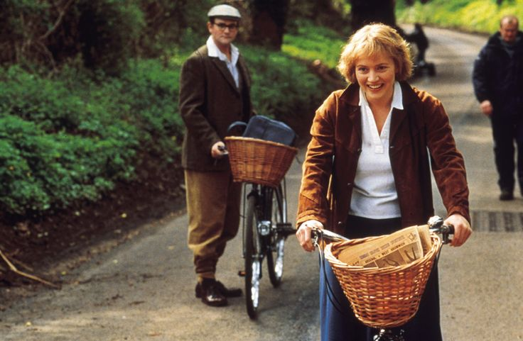 Кадр из фильма "Айрис". В главных ролях - Хью Бонневиль и Кейт Уинслет