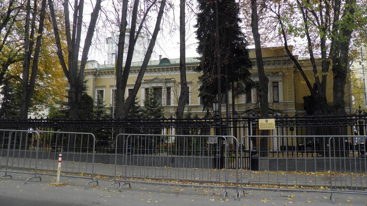     Здание посольства Украины в Москве   
(cc) Sergksuh