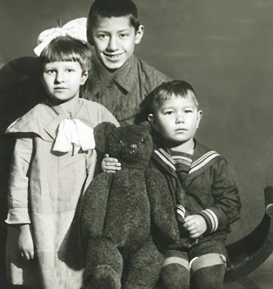 Спартак Мишулин с двоюродными братом и сестрой