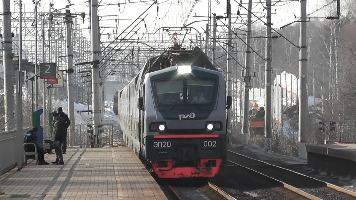 Электровоз ЭП20-002 с фирменным поездом "Буревестник" сообщением Москва - Нижний Новгород
