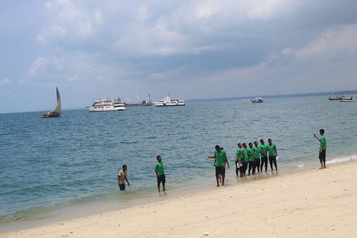 Это пляж в черте столицы острова - вот прямо в городе