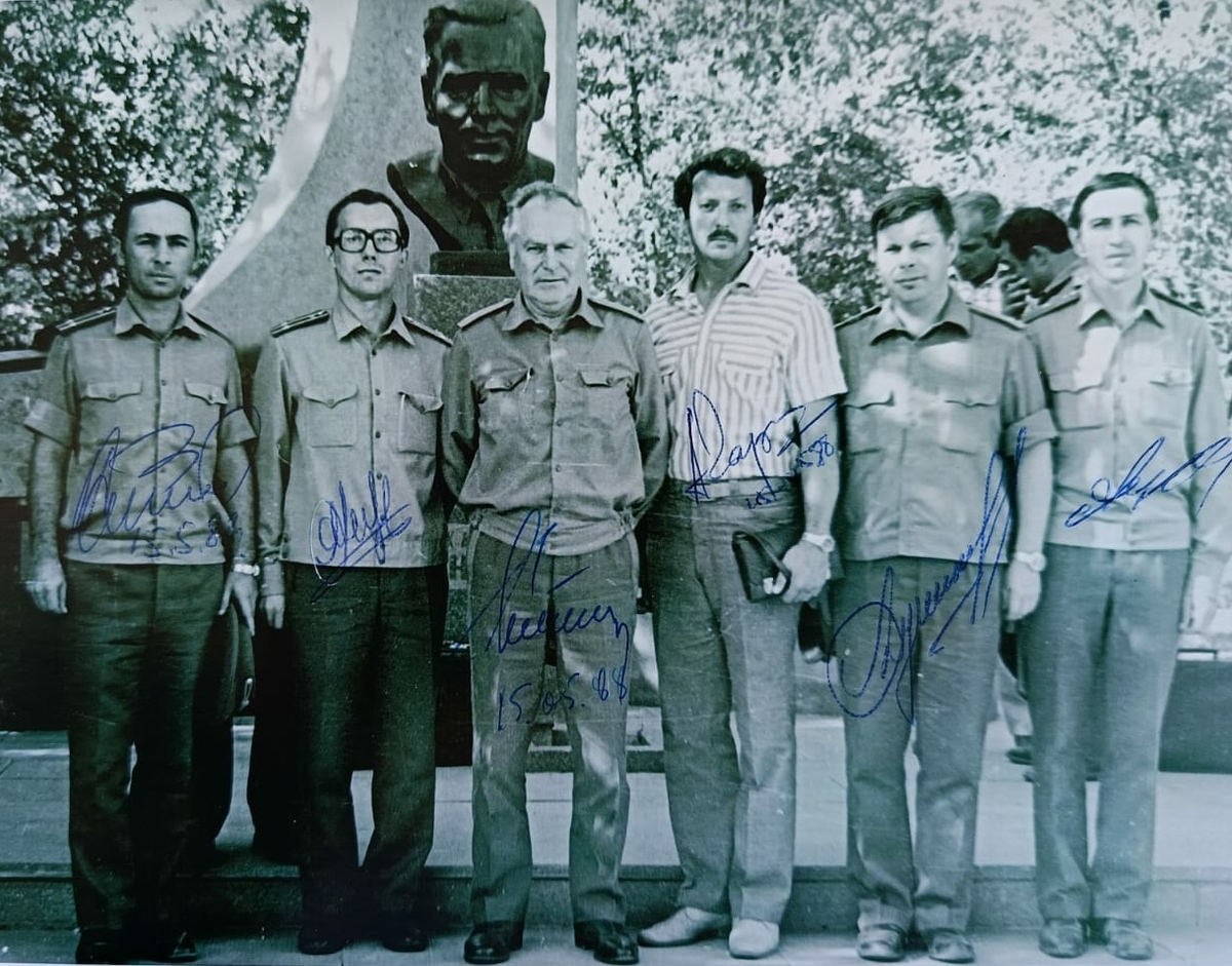 Председатель Государственной комиссии по летным испытаниям КРК "Зенит" летчик-космонавт СССР Герман Степанович Титов - третий слеваю. Из фотоархива Яхина Р.И. - второй слева. Автографы членов секретариата Государственной комиссии.