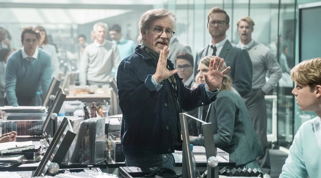     Стивен Спилберг, кадр со съемок фильма «Первому игроку приготовиться» (2018) / Warner Bros. Pictures