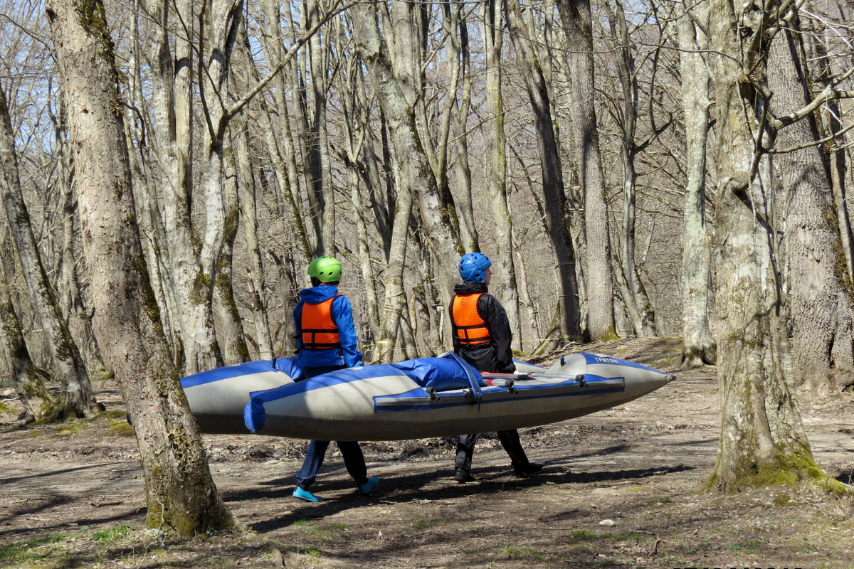 Экипаж "двойка" готовится к тренировке.