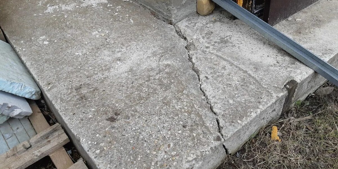 Перестаньте заливать бетонную отмостку! Рассказываю про вариант, который в 3 раза дешевле и никогда не треснет