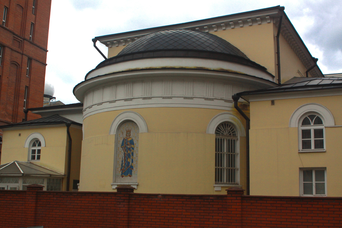 Римско-католический храм Свято́го Людо́вика Францу́зского в Москве на улице Малая Лубянка, где был крещён Люсьен Оливье. Фото автора. 