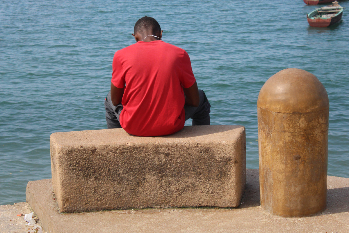 Одинокий негр с лингамом на берегу океана