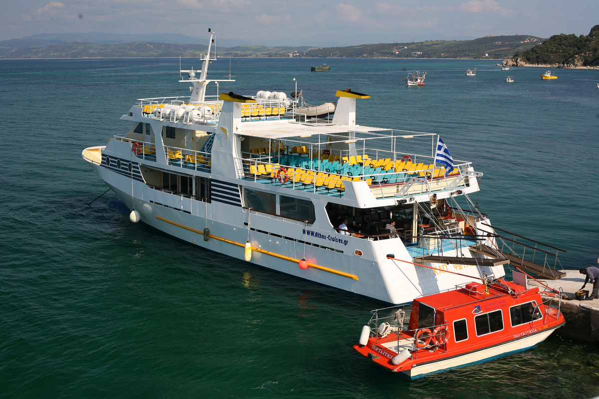 Другой паром и водное такси