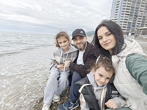    Сурен и Амалия Арутюнян со своими дочерьми. / ФОТО из семейного архива семьи Администратор