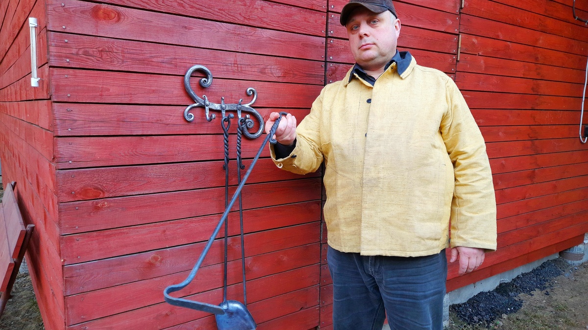 Это я, кузнец Алексей Васильев, делаю наборы для каминов и печей, ну я всякое прочее из ковки-сварки