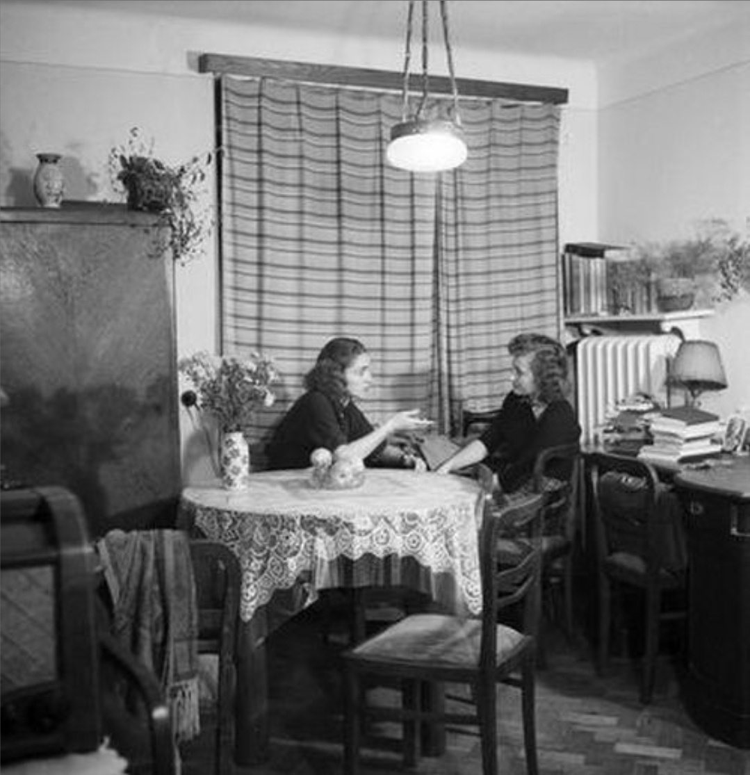 Комната в камунальной квартире. 1950-е годы (Фото из открытых источников)