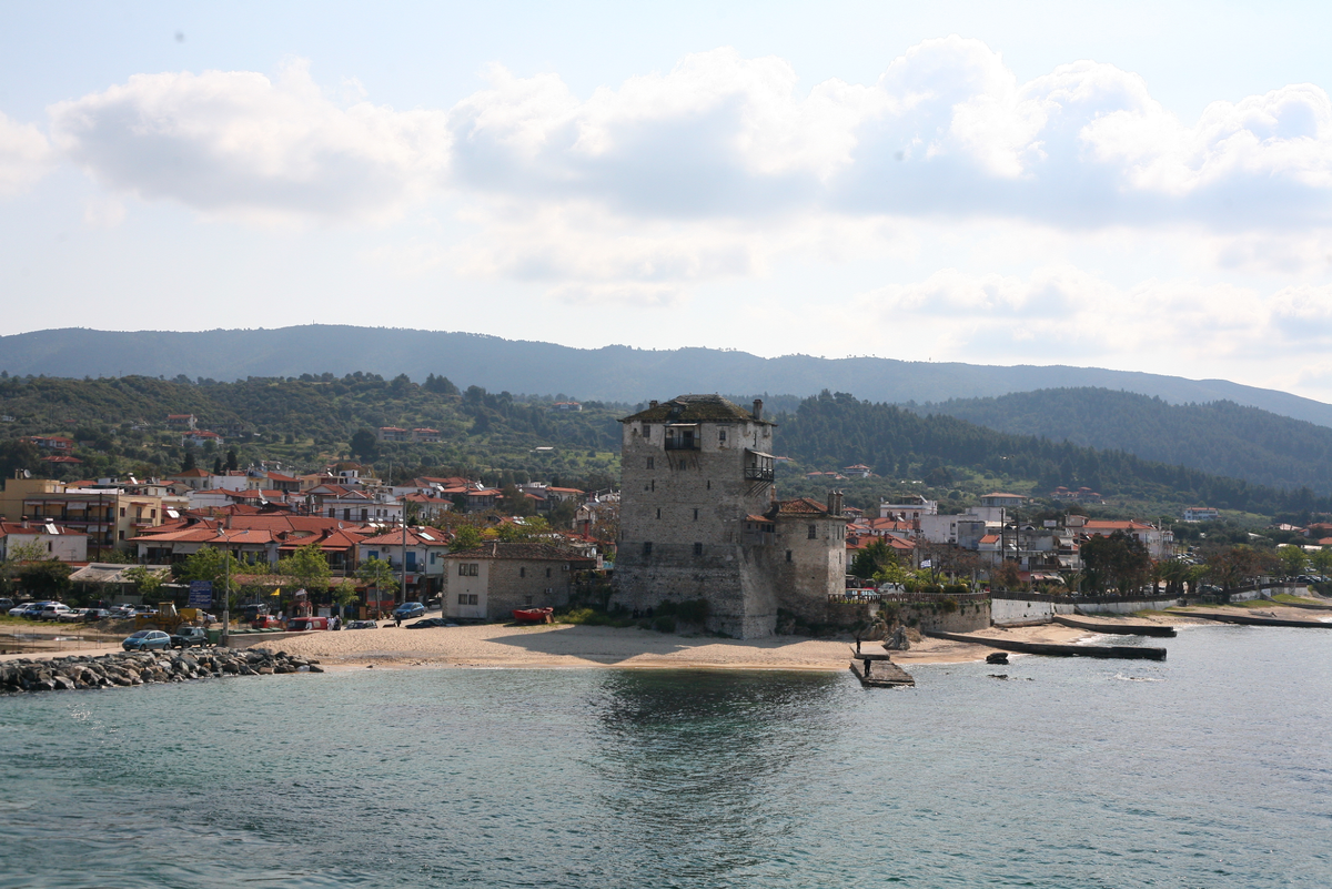 Вид на Уранополис с моря - машины слева на причале, откуда отходит паром на Афон