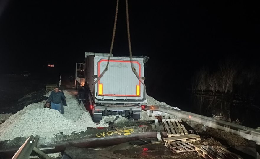 Фуру с углем эвакуировали из затопленной трассы под Воронежем