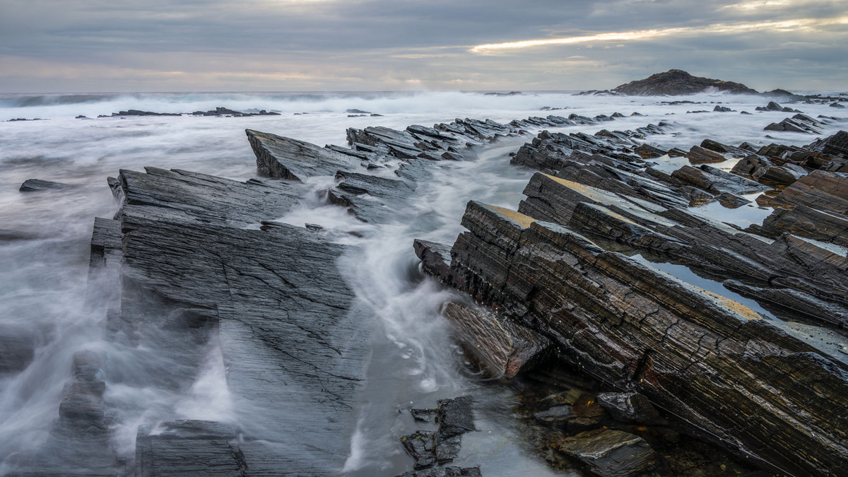 На краю гребней во время прилива.