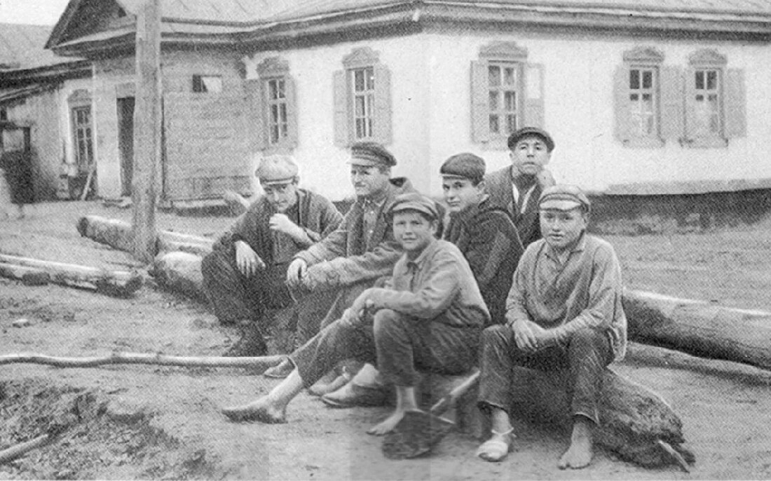 Макаренко со своими воспитанниками. Источник: kulturologia.ru