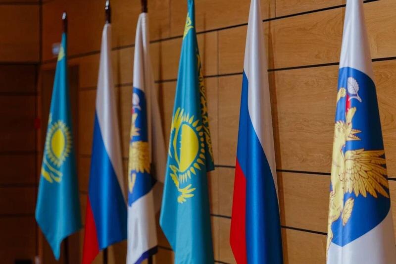    Официальный канал губернатора Оренбургской области / Российские и казахстанские флаги