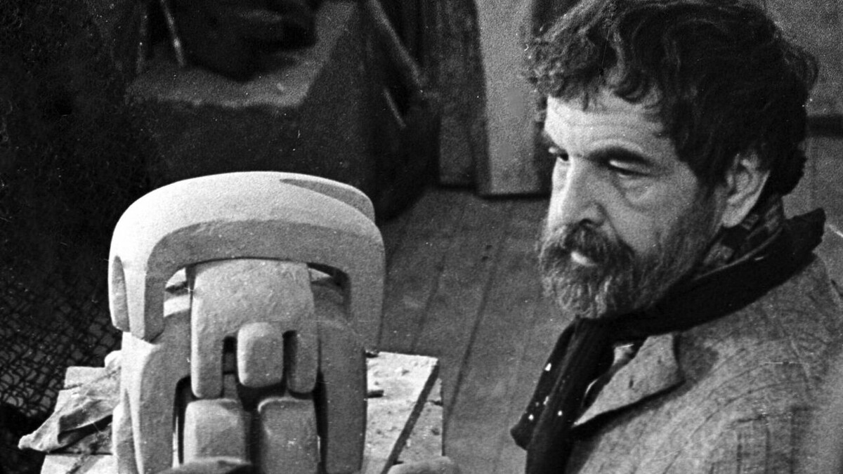 Вадим Сидур рядом с моделью скульптуры "Треблинка"