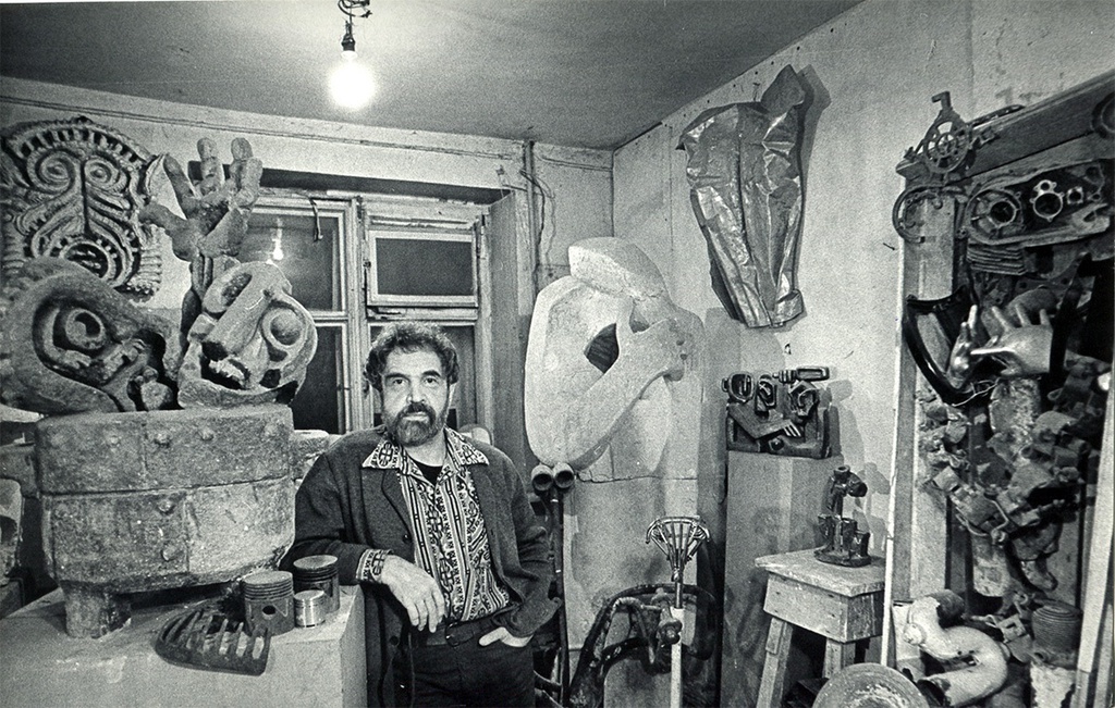 Вадим Сидур в своей мастерской