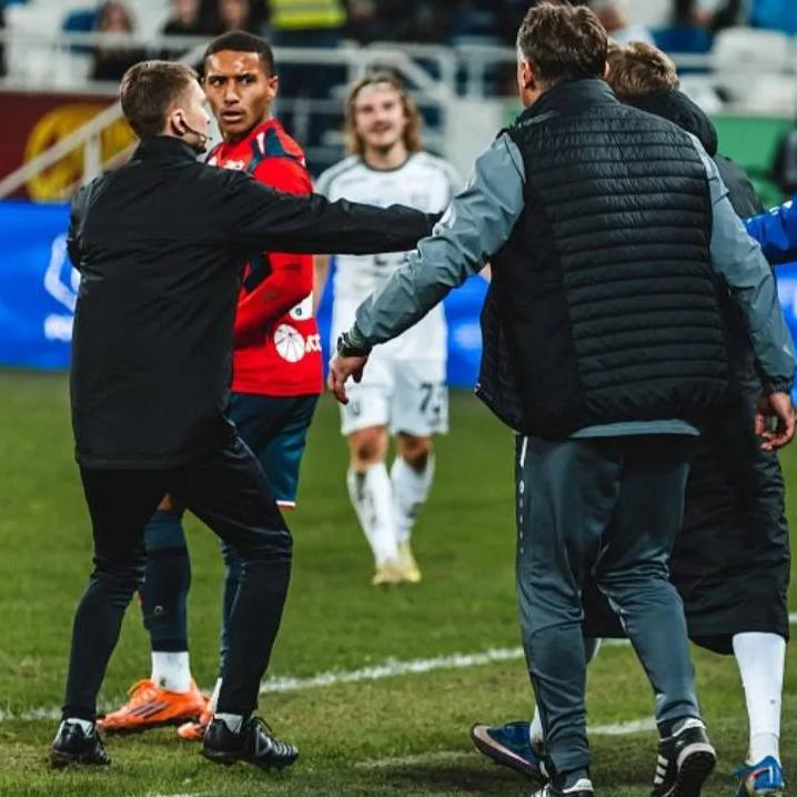 В какой еще стране болельщики будут обвинять и ненавидеть местного тренера, на которого со спины нападает футболист-иностранец, который ему годится едва ли не во внуки?! Вопрос риторический...