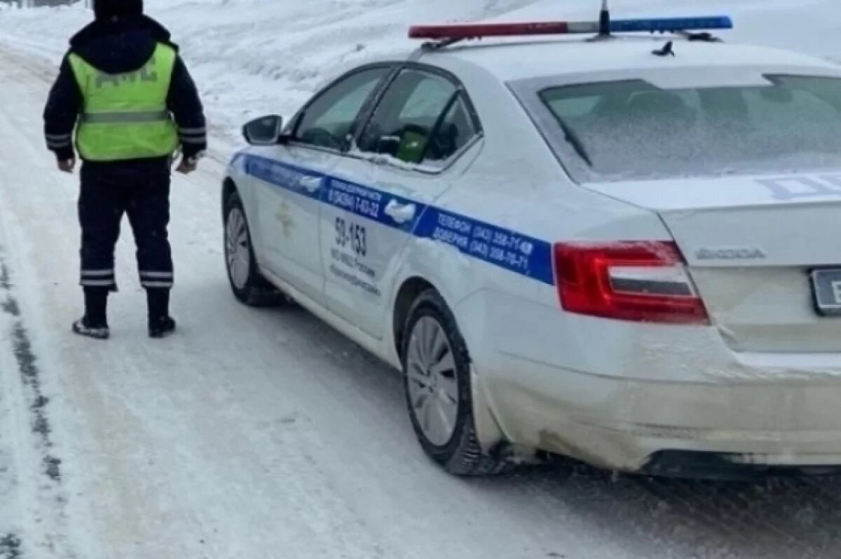    На свердловской трассе иномарку зажало между двумя грузовиками