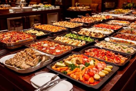    Турецкий отельер рассказал о повторном использовании блюд со шведского стола (фото: shedevrum.ai)