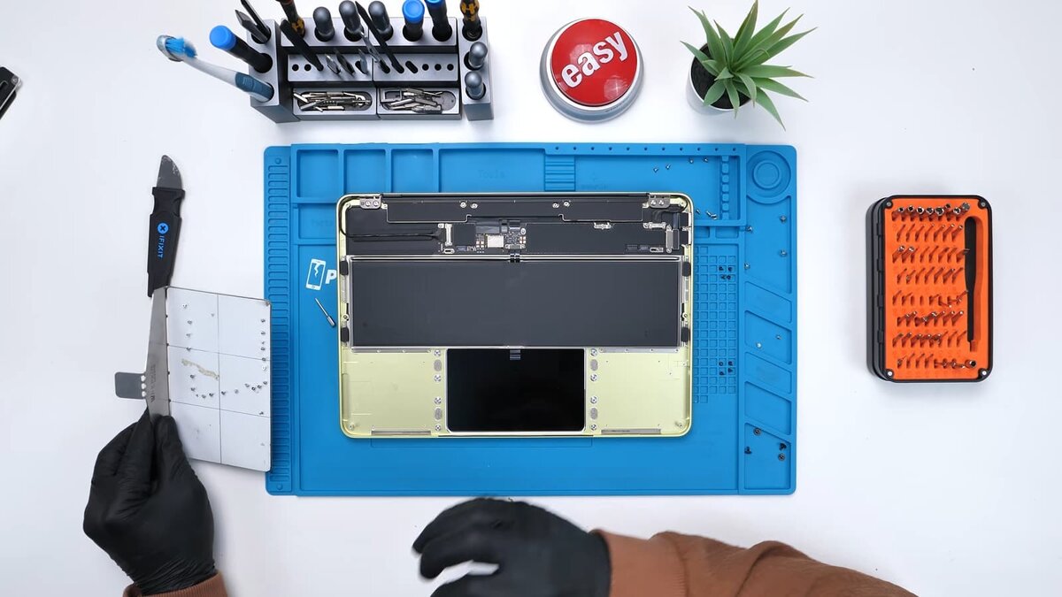 Разборка MacBook Neo показала наличие огромных модулей с динамиками и очень компактной платы, но не от iPhone  📷
