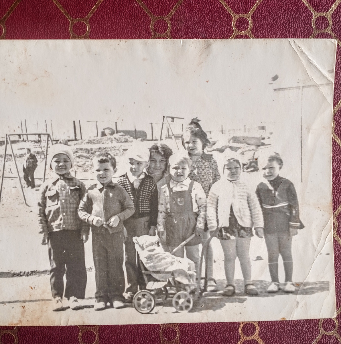 старое фото из семейного альбома, где то 1977 год. 