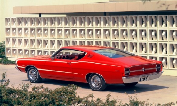 В 1968 году Ford предлагал хардтопы Fairlane и Torino в двух вариантах: традиционное спортивное купе и фастбэк с покатой крышей. Давайте посмотрим, что из этого вышло.