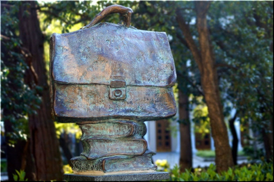 Памятник портфелю Михаила Жванецкого на Аллее юмора в Ялте