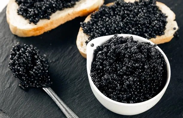 Наверное, не только я уверен, что хорошую черную икру можно поесть только в ресторане.