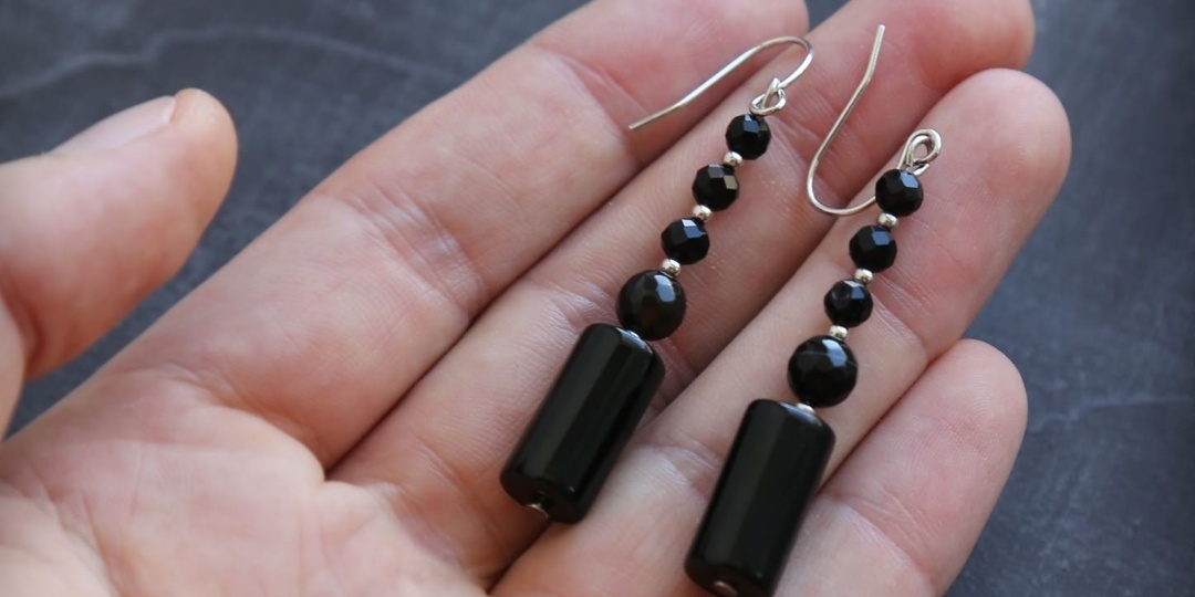 Украшения с черными камнями – специально для тех, кто планирует одеваться в черное с ног до головы